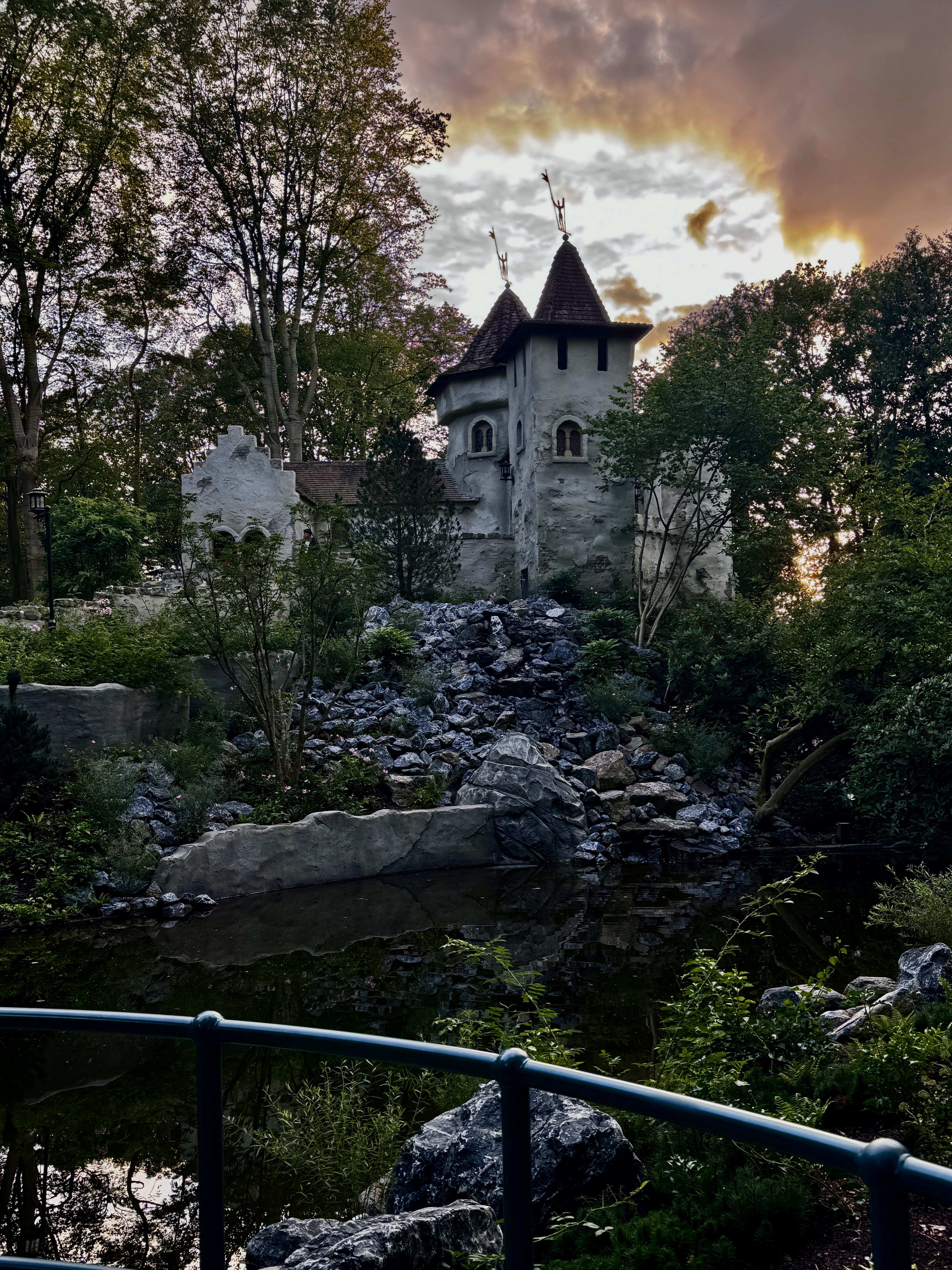 " Le château des contes au crépuscule "